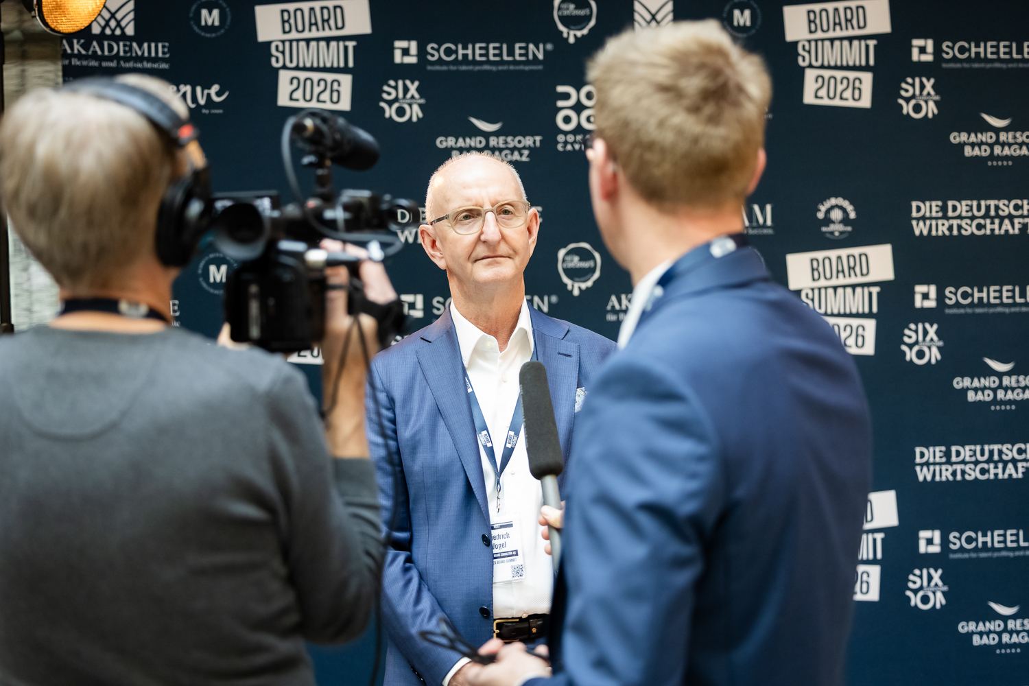 Board Summit 2026 – Friedrich Vogel im Interview vor der Fotowand