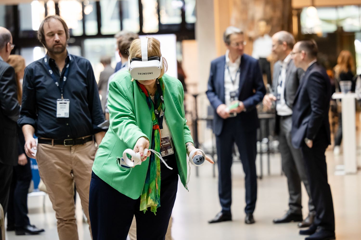 Board Summit 2026 – Teilnehmerin testet ein VR-Exponat, House of Communication München